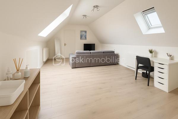 REBECCA SEBARG – BSK IMMOBILIER a le plaisir de vous présenter EN EXCLUSIVITÉ cette superbe propriété coup de cœur de 227 m² habitables sur 671 m² de terrain, au calme d’un quartier résidentiel très recherché, à proximité immédiate des écoles, commerces et de la forêt.
À 20 min de Gare de Lyon par le RER D (également accessible par le RER A) et 25 min de Bercy en voiture.

Des volumes d’exception, une atmosphère raffinée!

Dès l’entrée, le ton est donné : hall cathédrale baigné de lumière, ouvrant sur un triple séjour élégant avec cheminée : un véritable espace de réception prolongeant la vie intérieure vers la terrasse et la piscine extérieure chauffée (installation fin 2022).
La cuisine semi-ouverte, entièrement aménagée et équipée, offre un agréable espace repas. En continuité : buanderie / chaufferie et accès direct au garage isolé d'environ 25 m², doté d’une porte motorisée.

Le rez-de-chaussée comprend également 2 grandes chambres avec rangements sur mesure, une salle d’eau, et des WC séparés avec lave-mains.

UN ÉTAGE FAMILIAL PARFAITEMENT AGENCÉ:
À l’étage, un large palier dessert 4 belles chambres, dont une suite parentale avec dressing et salle de bain complète (baignoire, douche et WC). 
S’ajoutent une deuxième salle de bain avec WC, des WC indépendants et de nombreux rangements.

UN EXTÉRIEUR PRÊT À VOUS ACCUEILLIR:
Terrasse, jardin paysager, 3 places de stationnement privatives (refaites en décembre 2022), clôture neuve, et surtout une piscine chauffée (6,5 × 3,7 × 1,5 m) pour savourer les beaux jours en toute sérénité. 
Un abri de jardin abrite la machinerie de piscine.

ATOUTS PREMIUM & CONFORT DURABLE:
    •   Piscine chauffée installée fin 2022
    •    Menuiseries PVC avec revêtement aluminium, double vitrage pour une isolation optimale
    •    Volets roulants électriques récents sur l’ensemble
    •    Tableau électrique refait en 2020
    •    Chaudière gaz récente (2021)
    •    Adoucisseur d’eau
    •    Store banne électrique pour la terrasse
    •    Garage isolé & motorisé
    •    Terrasse, clôture et parkings refaits en 2022

Prestations impeccables, entretien exemplaire : aucun travaux à prévoir!
Vous n’avez plus qu’à poser vos valises et profiter d’un bien à la fois familial et HAUT DE GAMME!!

📞 Opportunité rare ! Contactez REBECCA SEBARG dès maintenant pour organiser votre visite.