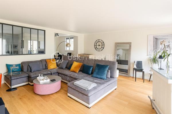 REBECCA SEBARG – BSK IMMOBILIER a le plaisir de vous présenter EN EXCLUSIVITÉ cette superbe propriété coup de cœur de 227 m² habitables sur 671 m² de terrain, au calme d’un quartier résidentiel très recherché, à proximité immédiate des écoles, commerces et de la forêt.
À 20 min de Gare de Lyon par le RER D (également accessible par le RER A) et 25 min de Bercy en voiture.

Des volumes d’exception, une atmosphère raffinée!

Dès l’entrée, le ton est donné : hall cathédrale baigné de lumière, ouvrant sur un triple séjour élégant avec cheminée : un véritable espace de réception prolongeant la vie intérieure vers la terrasse et la piscine extérieure chauffée (installation fin 2022).
La cuisine semi-ouverte, entièrement aménagée et équipée, offre un agréable espace repas. En continuité : buanderie / chaufferie et accès direct au garage isolé d'environ 25 m², doté d’une porte motorisée.

Le rez-de-chaussée comprend également 2 grandes chambres avec rangements sur mesure, une salle d’eau, et des WC séparés avec lave-mains.

UN ÉTAGE FAMILIAL PARFAITEMENT AGENCÉ:
À l’étage, un large palier dessert 4 belles chambres, dont une suite parentale avec dressing et salle de bain complète (baignoire, douche et WC). 
S’ajoutent une deuxième salle de bain avec WC, des WC indépendants et de nombreux rangements.

UN EXTÉRIEUR PRÊT À VOUS ACCUEILLIR:
Terrasse, jardin paysager, 3 places de stationnement privatives (refaites en décembre 2022), clôture neuve, et surtout une piscine chauffée (6,5 × 3,7 × 1,5 m) pour savourer les beaux jours en toute sérénité. 
Un abri de jardin abrite la machinerie de piscine.

ATOUTS PREMIUM & CONFORT DURABLE:
    •   Piscine chauffée installée fin 2022
    •    Menuiseries PVC avec revêtement aluminium, double vitrage pour une isolation optimale
    •    Volets roulants électriques récents sur l’ensemble
    •    Tableau électrique refait en 2020
    •    Chaudière gaz récente (2021)
    •    Adoucisseur d’eau
    •    Store banne électrique pour la terrasse
    •    Garage isolé & motorisé
    •    Terrasse, clôture et parkings refaits en 2022

Prestations impeccables, entretien exemplaire : aucun travaux à prévoir!
Vous n’avez plus qu’à poser vos valises et profiter d’un bien à la fois familial et HAUT DE GAMME!!

📞 Opportunité rare ! Contactez REBECCA SEBARG dès maintenant pour organiser votre visite.