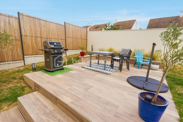 REBECCA SEBARG – BSK IMMOBILIER a le plaisir de vous présenter EN EXCLUSIVITÉ cette superbe propriété coup de cœur de 227 m² habitables sur 671 m² de terrain, au calme d’un quartier résidentiel très recherché, à proximité immédiate des écoles, commerces et de la forêt.
À 20 min de Gare de Lyon par le RER D (également accessible par le RER A) et 25 min de Bercy en voiture.

Des volumes d’exception, une atmosphère raffinée!

Dès l’entrée, le ton est donné : hall cathédrale baigné de lumière, ouvrant sur un triple séjour élégant avec cheminée : un véritable espace de réception prolongeant la vie intérieure vers la terrasse et la piscine extérieure chauffée (installation fin 2022).
La cuisine semi-ouverte, entièrement aménagée et équipée, offre un agréable espace repas. En continuité : buanderie / chaufferie et accès direct au garage isolé d'environ 25 m², doté d’une porte motorisée.

Le rez-de-chaussée comprend également 2 grandes chambres avec rangements sur mesure, une salle d’eau, et des WC séparés avec lave-mains.

UN ÉTAGE FAMILIAL PARFAITEMENT AGENCÉ:
À l’étage, un large palier dessert 4 belles chambres, dont une suite parentale avec dressing et salle de bain complète (baignoire, douche et WC). 
S’ajoutent une deuxième salle de bain avec WC, des WC indépendants et de nombreux rangements.

UN EXTÉRIEUR PRÊT À VOUS ACCUEILLIR:
Terrasse, jardin paysager, 3 places de stationnement privatives (refaites en décembre 2022), clôture neuve, et surtout une piscine chauffée (6,5 × 3,7 × 1,5 m) pour savourer les beaux jours en toute sérénité. 
Un abri de jardin abrite la machinerie de piscine.

ATOUTS PREMIUM & CONFORT DURABLE:
    •   Piscine chauffée installée fin 2022
    •    Menuiseries PVC avec revêtement aluminium, double vitrage pour une isolation optimale
    •    Volets roulants électriques récents sur l’ensemble
    •    Tableau électrique refait en 2020
    •    Chaudière gaz récente (2021)
    •    Adoucisseur d’eau
    •    Store banne électrique pour la terrasse
    •    Garage isolé & motorisé
    •    Terrasse, clôture et parkings refaits en 2022

Prestations impeccables, entretien exemplaire : aucun travaux à prévoir!
Vous n’avez plus qu’à poser vos valises et profiter d’un bien à la fois familial et HAUT DE GAMME!!

📞 Opportunité rare ! Contactez REBECCA SEBARG dès maintenant pour organiser votre visite.