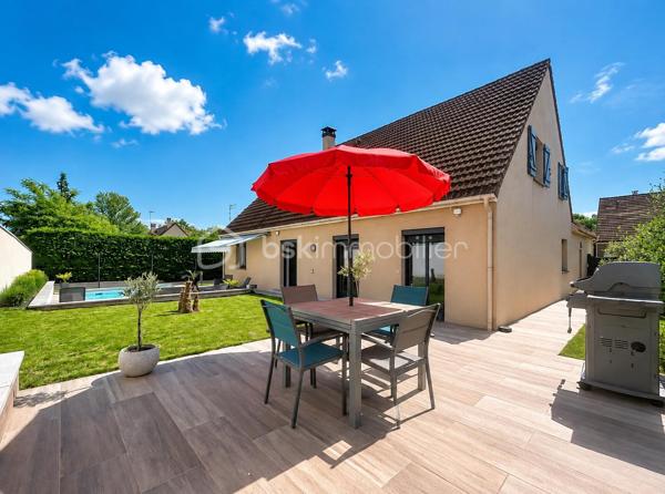 REBECCA SEBARG – BSK IMMOBILIER a le plaisir de vous présenter EN EXCLUSIVITÉ cette superbe propriété coup de cœur de 227 m² habitables sur 671 m² de terrain, au calme d’un quartier résidentiel très recherché, à proximité immédiate des écoles, commerces et de la forêt.
À 20 min de Gare de Lyon par le RER D (également accessible par le RER A) et 25 min de Bercy en voiture.

Des volumes d’exception, une atmosphère raffinée!

Dès l’entrée, le ton est donné : hall cathédrale baigné de lumière, ouvrant sur un triple séjour élégant avec cheminée : un véritable espace de réception prolongeant la vie intérieure vers la terrasse et la piscine extérieure chauffée (installation fin 2022).
La cuisine semi-ouverte, entièrement aménagée et équipée, offre un agréable espace repas. En continuité : buanderie / chaufferie et accès direct au garage isolé d'environ 25 m², doté d’une porte motorisée.

Le rez-de-chaussée comprend également 2 grandes chambres avec rangements sur mesure, une salle d’eau, et des WC séparés avec lave-mains.

UN ÉTAGE FAMILIAL PARFAITEMENT AGENCÉ:
À l’étage, un large palier dessert 4 belles chambres, dont une suite parentale avec dressing et salle de bain complète (baignoire, douche et WC). 
S’ajoutent une deuxième salle de bain avec WC, des WC indépendants et de nombreux rangements.

UN EXTÉRIEUR PRÊT À VOUS ACCUEILLIR:
Terrasse, jardin paysager, 3 places de stationnement privatives (refaites en décembre 2022), clôture neuve, et surtout une piscine chauffée (6,5 × 3,7 × 1,5 m) pour savourer les beaux jours en toute sérénité. 
Un abri de jardin abrite la machinerie de piscine.

ATOUTS PREMIUM & CONFORT DURABLE:
    •   Piscine chauffée installée fin 2022
    •    Menuiseries PVC avec revêtement aluminium, double vitrage pour une isolation optimale
    •    Volets roulants électriques récents sur l’ensemble
    •    Tableau électrique refait en 2020
    •    Chaudière gaz récente (2021)
    •    Adoucisseur d’eau
    •    Store banne électrique pour la terrasse
    •    Garage isolé & motorisé
    •    Terrasse, clôture et parkings refaits en 2022

Prestations impeccables, entretien exemplaire : aucun travaux à prévoir!
Vous n’avez plus qu’à poser vos valises et profiter d’un bien à la fois familial et HAUT DE GAMME!!

📞 Opportunité rare ! Contactez REBECCA SEBARG dès maintenant pour organiser votre visite.