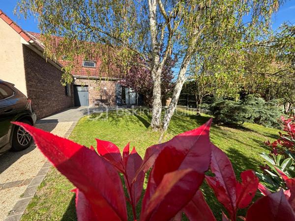 REBECCA SEBARG – BSK IMMOBILIER a le plaisir de vous présenter EN EXCLUSIVITÉ cette superbe propriété coup de cœur de 227 m² habitables sur 671 m² de terrain, au calme d’un quartier résidentiel très recherché, à proximité immédiate des écoles, commerces et de la forêt.
À 20 min de Gare de Lyon par le RER D (également accessible par le RER A) et 25 min de Bercy en voiture.

Des volumes d’exception, une atmosphère raffinée!

Dès l’entrée, le ton est donné : hall cathédrale baigné de lumière, ouvrant sur un triple séjour élégant avec cheminée : un véritable espace de réception prolongeant la vie intérieure vers la terrasse et la piscine extérieure chauffée (installation fin 2022).
La cuisine semi-ouverte, entièrement aménagée et équipée, offre un agréable espace repas. En continuité : buanderie / chaufferie et accès direct au garage isolé d'environ 25 m², doté d’une porte motorisée.

Le rez-de-chaussée comprend également 2 grandes chambres avec rangements sur mesure, une salle d’eau, et des WC séparés avec lave-mains.

UN ÉTAGE FAMILIAL PARFAITEMENT AGENCÉ:
À l’étage, un large palier dessert 4 belles chambres, dont une suite parentale avec dressing et salle de bain complète (baignoire, douche et WC). 
S’ajoutent une deuxième salle de bain avec WC, des WC indépendants et de nombreux rangements.

UN EXTÉRIEUR PRÊT À VOUS ACCUEILLIR:
Terrasse, jardin paysager, 3 places de stationnement privatives (refaites en décembre 2022), clôture neuve, et surtout une piscine chauffée (6,5 × 3,7 × 1,5 m) pour savourer les beaux jours en toute sérénité. 
Un abri de jardin abrite la machinerie de piscine.

ATOUTS PREMIUM & CONFORT DURABLE:
    •   Piscine chauffée installée fin 2022
    •    Menuiseries PVC avec revêtement aluminium, double vitrage pour une isolation optimale
    •    Volets roulants électriques récents sur l’ensemble
    •    Tableau électrique refait en 2020
    •    Chaudière gaz récente (2021)
    •    Adoucisseur d’eau
    •    Store banne électrique pour la terrasse
    •    Garage isolé & motorisé
    •    Terrasse, clôture et parkings refaits en 2022

Prestations impeccables, entretien exemplaire : aucun travaux à prévoir!
Vous n’avez plus qu’à poser vos valises et profiter d’un bien à la fois familial et HAUT DE GAMME!!

📞 Opportunité rare ! Contactez REBECCA SEBARG dès maintenant pour organiser votre visite.