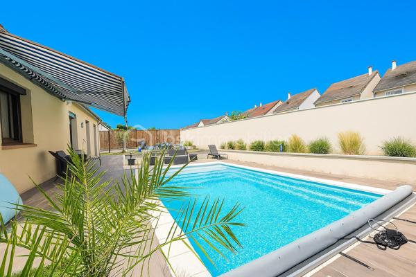 REBECCA SEBARG – BSK IMMOBILIER a le plaisir de vous présenter EN EXCLUSIVITÉ cette superbe propriété coup de cœur de 227 m² habitables sur 671 m² de terrain, au calme d’un quartier résidentiel très recherché, à proximité immédiate des écoles, commerces et de la forêt.
À 20 min de Gare de Lyon par le RER D (également accessible par le RER A) et 25 min de Bercy en voiture.

Des volumes d’exception, une atmosphère raffinée!

Dès l’entrée, le ton est donné : hall cathédrale baigné de lumière, ouvrant sur un triple séjour élégant avec cheminée : un véritable espace de réception prolongeant la vie intérieure vers la terrasse et la piscine extérieure chauffée (installation fin 2022).
La cuisine semi-ouverte, entièrement aménagée et équipée, offre un agréable espace repas. En continuité : buanderie / chaufferie et accès direct au garage isolé d'environ 25 m², doté d’une porte motorisée.

Le rez-de-chaussée comprend également 2 grandes chambres avec rangements sur mesure, une salle d’eau, et des WC séparés avec lave-mains.

UN ÉTAGE FAMILIAL PARFAITEMENT AGENCÉ:
À l’étage, un large palier dessert 4 belles chambres, dont une suite parentale avec dressing et salle de bain complète (baignoire, douche et WC). 
S’ajoutent une deuxième salle de bain avec WC, des WC indépendants et de nombreux rangements.

UN EXTÉRIEUR PRÊT À VOUS ACCUEILLIR:
Terrasse, jardin paysager, 3 places de stationnement privatives (refaites en décembre 2022), clôture neuve, et surtout une piscine chauffée (6,5 × 3,7 × 1,5 m) pour savourer les beaux jours en toute sérénité. 
Un abri de jardin abrite la machinerie de piscine.

ATOUTS PREMIUM & CONFORT DURABLE:
    •   Piscine chauffée installée fin 2022
    •    Menuiseries PVC avec revêtement aluminium, double vitrage pour une isolation optimale
    •    Volets roulants électriques récents sur l’ensemble
    •    Tableau électrique refait en 2020
    •    Chaudière gaz récente (2021)
    •    Adoucisseur d’eau
    •    Store banne électrique pour la terrasse
    •    Garage isolé & motorisé
    •    Terrasse, clôture et parkings refaits en 2022

Prestations impeccables, entretien exemplaire : aucun travaux à prévoir!
Vous n’avez plus qu’à poser vos valises et profiter d’un bien à la fois familial et HAUT DE GAMME!!

📞 Opportunité rare ! Contactez REBECCA SEBARG dès maintenant pour organiser votre visite.