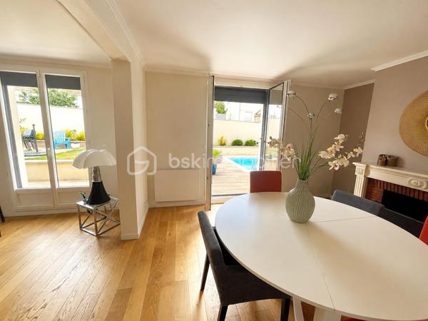 REBECCA SEBARG – BSK IMMOBILIER a le plaisir de vous présenter EN EXCLUSIVITÉ cette superbe propriété coup de cœur de 227 m² habitables sur 671 m² de terrain, au calme d’un quartier résidentiel très recherché, à proximité immédiate des écoles, commerces et de la forêt.
À 20 min de Gare de Lyon par le RER D (également accessible par le RER A) et 25 min de Bercy en voiture.

Des volumes d’exception, une atmosphère raffinée!

Dès l’entrée, le ton est donné : hall cathédrale baigné de lumière, ouvrant sur un triple séjour élégant avec cheminée : un véritable espace de réception prolongeant la vie intérieure vers la terrasse et la piscine extérieure chauffée (installation fin 2022).
La cuisine semi-ouverte, entièrement aménagée et équipée, offre un agréable espace repas. En continuité : buanderie / chaufferie et accès direct au garage isolé d'environ 25 m², doté d’une porte motorisée.

Le rez-de-chaussée comprend également 2 grandes chambres avec rangements sur mesure, une salle d’eau, et des WC séparés avec lave-mains.

UN ÉTAGE FAMILIAL PARFAITEMENT AGENCÉ:
À l’étage, un large palier dessert 4 belles chambres, dont une suite parentale avec dressing et salle de bain complète (baignoire, douche et WC). 
S’ajoutent une deuxième salle de bain avec WC, des WC indépendants et de nombreux rangements.

UN EXTÉRIEUR PRÊT À VOUS ACCUEILLIR:
Terrasse, jardin paysager, 3 places de stationnement privatives (refaites en décembre 2022), clôture neuve, et surtout une piscine chauffée (6,5 × 3,7 × 1,5 m) pour savourer les beaux jours en toute sérénité. 
Un abri de jardin abrite la machinerie de piscine.

ATOUTS PREMIUM & CONFORT DURABLE:
    •   Piscine chauffée installée fin 2022
    •    Menuiseries PVC avec revêtement aluminium, double vitrage pour une isolation optimale
    •    Volets roulants électriques récents sur l’ensemble
    •    Tableau électrique refait en 2020
    •    Chaudière gaz récente (2021)
    •    Adoucisseur d’eau
    •    Store banne électrique pour la terrasse
    •    Garage isolé & motorisé
    •    Terrasse, clôture et parkings refaits en 2022

Prestations impeccables, entretien exemplaire : aucun travaux à prévoir!
Vous n’avez plus qu’à poser vos valises et profiter d’un bien à la fois familial et HAUT DE GAMME!!

📞 Opportunité rare ! Contactez REBECCA SEBARG dès maintenant pour organiser votre visite.