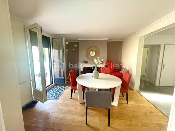 REBECCA SEBARG – BSK IMMOBILIER a le plaisir de vous présenter EN EXCLUSIVITÉ cette superbe propriété coup de cœur de 227 m² habitables sur 671 m² de terrain, au calme d’un quartier résidentiel très recherché, à proximité immédiate des écoles, commerces et de la forêt.
À 20 min de Gare de Lyon par le RER D (également accessible par le RER A) et 25 min de Bercy en voiture.

Des volumes d’exception, une atmosphère raffinée!

Dès l’entrée, le ton est donné : hall cathédrale baigné de lumière, ouvrant sur un triple séjour élégant avec cheminée : un véritable espace de réception prolongeant la vie intérieure vers la terrasse et la piscine extérieure chauffée (installation fin 2022).
La cuisine semi-ouverte, entièrement aménagée et équipée, offre un agréable espace repas. En continuité : buanderie / chaufferie et accès direct au garage isolé d'environ 25 m², doté d’une porte motorisée.

Le rez-de-chaussée comprend également 2 grandes chambres avec rangements sur mesure, une salle d’eau, et des WC séparés avec lave-mains.

UN ÉTAGE FAMILIAL PARFAITEMENT AGENCÉ:
À l’étage, un large palier dessert 4 belles chambres, dont une suite parentale avec dressing et salle de bain complète (baignoire, douche et WC). 
S’ajoutent une deuxième salle de bain avec WC, des WC indépendants et de nombreux rangements.

UN EXTÉRIEUR PRÊT À VOUS ACCUEILLIR:
Terrasse, jardin paysager, 3 places de stationnement privatives (refaites en décembre 2022), clôture neuve, et surtout une piscine chauffée (6,5 × 3,7 × 1,5 m) pour savourer les beaux jours en toute sérénité. 
Un abri de jardin abrite la machinerie de piscine.

ATOUTS PREMIUM & CONFORT DURABLE:
    •   Piscine chauffée installée fin 2022
    •    Menuiseries PVC avec revêtement aluminium, double vitrage pour une isolation optimale
    •    Volets roulants électriques récents sur l’ensemble
    •    Tableau électrique refait en 2020
    •    Chaudière gaz récente (2021)
    •    Adoucisseur d’eau
    •    Store banne électrique pour la terrasse
    •    Garage isolé & motorisé
    •    Terrasse, clôture et parkings refaits en 2022

Prestations impeccables, entretien exemplaire : aucun travaux à prévoir!
Vous n’avez plus qu’à poser vos valises et profiter d’un bien à la fois familial et HAUT DE GAMME!!

📞 Opportunité rare ! Contactez REBECCA SEBARG dès maintenant pour organiser votre visite.