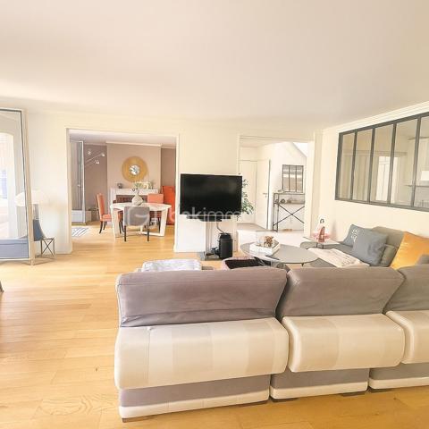 REBECCA SEBARG – BSK IMMOBILIER a le plaisir de vous présenter EN EXCLUSIVITÉ cette superbe propriété coup de cœur de 227 m² habitables sur 671 m² de terrain, au calme d’un quartier résidentiel très recherché, à proximité immédiate des écoles, commerces et de la forêt.
À 20 min de Gare de Lyon par le RER D (également accessible par le RER A) et 25 min de Bercy en voiture.

Des volumes d’exception, une atmosphère raffinée!

Dès l’entrée, le ton est donné : hall cathédrale baigné de lumière, ouvrant sur un triple séjour élégant avec cheminée : un véritable espace de réception prolongeant la vie intérieure vers la terrasse et la piscine extérieure chauffée (installation fin 2022).
La cuisine semi-ouverte, entièrement aménagée et équipée, offre un agréable espace repas. En continuité : buanderie / chaufferie et accès direct au garage isolé d'environ 25 m², doté d’une porte motorisée.

Le rez-de-chaussée comprend également 2 grandes chambres avec rangements sur mesure, une salle d’eau, et des WC séparés avec lave-mains.

UN ÉTAGE FAMILIAL PARFAITEMENT AGENCÉ:
À l’étage, un large palier dessert 4 belles chambres, dont une suite parentale avec dressing et salle de bain complète (baignoire, douche et WC). 
S’ajoutent une deuxième salle de bain avec WC, des WC indépendants et de nombreux rangements.

UN EXTÉRIEUR PRÊT À VOUS ACCUEILLIR:
Terrasse, jardin paysager, 3 places de stationnement privatives (refaites en décembre 2022), clôture neuve, et surtout une piscine chauffée (6,5 × 3,7 × 1,5 m) pour savourer les beaux jours en toute sérénité. 
Un abri de jardin abrite la machinerie de piscine.

ATOUTS PREMIUM & CONFORT DURABLE:
    •   Piscine chauffée installée fin 2022
    •    Menuiseries PVC avec revêtement aluminium, double vitrage pour une isolation optimale
    •    Volets roulants électriques récents sur l’ensemble
    •    Tableau électrique refait en 2020
    •    Chaudière gaz récente (2021)
    •    Adoucisseur d’eau
    •    Store banne électrique pour la terrasse
    •    Garage isolé & motorisé
    •    Terrasse, clôture et parkings refaits en 2022

Prestations impeccables, entretien exemplaire : aucun travaux à prévoir!
Vous n’avez plus qu’à poser vos valises et profiter d’un bien à la fois familial et HAUT DE GAMME!!

📞 Opportunité rare ! Contactez REBECCA SEBARG dès maintenant pour organiser votre visite.