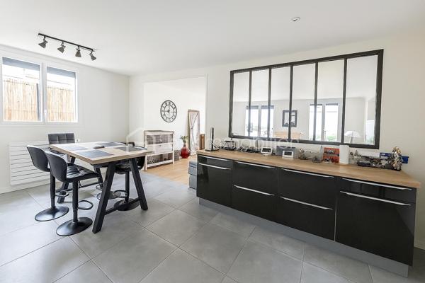 REBECCA SEBARG – BSK IMMOBILIER a le plaisir de vous présenter EN EXCLUSIVITÉ cette superbe propriété coup de cœur de 227 m² habitables sur 671 m² de terrain, au calme d’un quartier résidentiel très recherché, à proximité immédiate des écoles, commerces et de la forêt.
À 20 min de Gare de Lyon par le RER D (également accessible par le RER A) et 25 min de Bercy en voiture.

Des volumes d’exception, une atmosphère raffinée!

Dès l’entrée, le ton est donné : hall cathédrale baigné de lumière, ouvrant sur un triple séjour élégant avec cheminée : un véritable espace de réception prolongeant la vie intérieure vers la terrasse et la piscine extérieure chauffée (installation fin 2022).
La cuisine semi-ouverte, entièrement aménagée et équipée, offre un agréable espace repas. En continuité : buanderie / chaufferie et accès direct au garage isolé d'environ 25 m², doté d’une porte motorisée.

Le rez-de-chaussée comprend également 2 grandes chambres avec rangements sur mesure, une salle d’eau, et des WC séparés avec lave-mains.

UN ÉTAGE FAMILIAL PARFAITEMENT AGENCÉ:
À l’étage, un large palier dessert 4 belles chambres, dont une suite parentale avec dressing et salle de bain complète (baignoire, douche et WC). 
S’ajoutent une deuxième salle de bain avec WC, des WC indépendants et de nombreux rangements.

UN EXTÉRIEUR PRÊT À VOUS ACCUEILLIR:
Terrasse, jardin paysager, 3 places de stationnement privatives (refaites en décembre 2022), clôture neuve, et surtout une piscine chauffée (6,5 × 3,7 × 1,5 m) pour savourer les beaux jours en toute sérénité. 
Un abri de jardin abrite la machinerie de piscine.

ATOUTS PREMIUM & CONFORT DURABLE:
    •   Piscine chauffée installée fin 2022
    •    Menuiseries PVC avec revêtement aluminium, double vitrage pour une isolation optimale
    •    Volets roulants électriques récents sur l’ensemble
    •    Tableau électrique refait en 2020
    •    Chaudière gaz récente (2021)
    •    Adoucisseur d’eau
    •    Store banne électrique pour la terrasse
    •    Garage isolé & motorisé
    •    Terrasse, clôture et parkings refaits en 2022

Prestations impeccables, entretien exemplaire : aucun travaux à prévoir!
Vous n’avez plus qu’à poser vos valises et profiter d’un bien à la fois familial et HAUT DE GAMME!!

📞 Opportunité rare ! Contactez REBECCA SEBARG dès maintenant pour organiser votre visite.