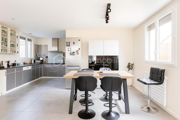 REBECCA SEBARG – BSK IMMOBILIER a le plaisir de vous présenter EN EXCLUSIVITÉ cette superbe propriété coup de cœur de 227 m² habitables sur 671 m² de terrain, au calme d’un quartier résidentiel très recherché, à proximité immédiate des écoles, commerces et de la forêt.
À 20 min de Gare de Lyon par le RER D (également accessible par le RER A) et 25 min de Bercy en voiture.

Des volumes d’exception, une atmosphère raffinée!

Dès l’entrée, le ton est donné : hall cathédrale baigné de lumière, ouvrant sur un triple séjour élégant avec cheminée : un véritable espace de réception prolongeant la vie intérieure vers la terrasse et la piscine extérieure chauffée (installation fin 2022).
La cuisine semi-ouverte, entièrement aménagée et équipée, offre un agréable espace repas. En continuité : buanderie / chaufferie et accès direct au garage isolé d'environ 25 m², doté d’une porte motorisée.

Le rez-de-chaussée comprend également 2 grandes chambres avec rangements sur mesure, une salle d’eau, et des WC séparés avec lave-mains.

UN ÉTAGE FAMILIAL PARFAITEMENT AGENCÉ:
À l’étage, un large palier dessert 4 belles chambres, dont une suite parentale avec dressing et salle de bain complète (baignoire, douche et WC). 
S’ajoutent une deuxième salle de bain avec WC, des WC indépendants et de nombreux rangements.

UN EXTÉRIEUR PRÊT À VOUS ACCUEILLIR:
Terrasse, jardin paysager, 3 places de stationnement privatives (refaites en décembre 2022), clôture neuve, et surtout une piscine chauffée (6,5 × 3,7 × 1,5 m) pour savourer les beaux jours en toute sérénité. 
Un abri de jardin abrite la machinerie de piscine.

ATOUTS PREMIUM & CONFORT DURABLE:
    •   Piscine chauffée installée fin 2022
    •    Menuiseries PVC avec revêtement aluminium, double vitrage pour une isolation optimale
    •    Volets roulants électriques récents sur l’ensemble
    •    Tableau électrique refait en 2020
    •    Chaudière gaz récente (2021)
    •    Adoucisseur d’eau
    •    Store banne électrique pour la terrasse
    •    Garage isolé & motorisé
    •    Terrasse, clôture et parkings refaits en 2022

Prestations impeccables, entretien exemplaire : aucun travaux à prévoir!
Vous n’avez plus qu’à poser vos valises et profiter d’un bien à la fois familial et HAUT DE GAMME!!

📞 Opportunité rare ! Contactez REBECCA SEBARG dès maintenant pour organiser votre visite.