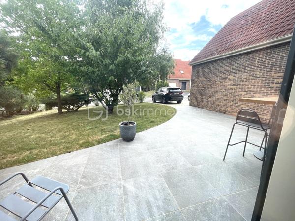 REBECCA SEBARG – BSK IMMOBILIER a le plaisir de vous présenter EN EXCLUSIVITÉ cette superbe propriété coup de cœur de 227 m² habitables sur 671 m² de terrain, au calme d’un quartier résidentiel très recherché, à proximité immédiate des écoles, commerces et de la forêt.
À 20 min de Gare de Lyon par le RER D (également accessible par le RER A) et 25 min de Bercy en voiture.

Des volumes d’exception, une atmosphère raffinée!

Dès l’entrée, le ton est donné : hall cathédrale baigné de lumière, ouvrant sur un triple séjour élégant avec cheminée : un véritable espace de réception prolongeant la vie intérieure vers la terrasse et la piscine extérieure chauffée (installation fin 2022).
La cuisine semi-ouverte, entièrement aménagée et équipée, offre un agréable espace repas. En continuité : buanderie / chaufferie et accès direct au garage isolé d'environ 25 m², doté d’une porte motorisée.

Le rez-de-chaussée comprend également 2 grandes chambres avec rangements sur mesure, une salle d’eau, et des WC séparés avec lave-mains.

UN ÉTAGE FAMILIAL PARFAITEMENT AGENCÉ:
À l’étage, un large palier dessert 4 belles chambres, dont une suite parentale avec dressing et salle de bain complète (baignoire, douche et WC). 
S’ajoutent une deuxième salle de bain avec WC, des WC indépendants et de nombreux rangements.

UN EXTÉRIEUR PRÊT À VOUS ACCUEILLIR:
Terrasse, jardin paysager, 3 places de stationnement privatives (refaites en décembre 2022), clôture neuve, et surtout une piscine chauffée (6,5 × 3,7 × 1,5 m) pour savourer les beaux jours en toute sérénité. 
Un abri de jardin abrite la machinerie de piscine.

ATOUTS PREMIUM & CONFORT DURABLE:
    •   Piscine chauffée installée fin 2022
    •    Menuiseries PVC avec revêtement aluminium, double vitrage pour une isolation optimale
    •    Volets roulants électriques récents sur l’ensemble
    •    Tableau électrique refait en 2020
    •    Chaudière gaz récente (2021)
    •    Adoucisseur d’eau
    •    Store banne électrique pour la terrasse
    •    Garage isolé & motorisé
    •    Terrasse, clôture et parkings refaits en 2022

Prestations impeccables, entretien exemplaire : aucun travaux à prévoir!
Vous n’avez plus qu’à poser vos valises et profiter d’un bien à la fois familial et HAUT DE GAMME!!

📞 Opportunité rare ! Contactez REBECCA SEBARG dès maintenant pour organiser votre visite.