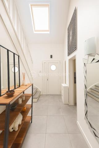 REBECCA SEBARG – BSK IMMOBILIER a le plaisir de vous présenter EN EXCLUSIVITÉ cette superbe propriété coup de cœur de 227 m² habitables sur 671 m² de terrain, au calme d’un quartier résidentiel très recherché, à proximité immédiate des écoles, commerces et de la forêt.
À 20 min de Gare de Lyon par le RER D (également accessible par le RER A) et 25 min de Bercy en voiture.

Des volumes d’exception, une atmosphère raffinée!

Dès l’entrée, le ton est donné : hall cathédrale baigné de lumière, ouvrant sur un triple séjour élégant avec cheminée : un véritable espace de réception prolongeant la vie intérieure vers la terrasse et la piscine extérieure chauffée (installation fin 2022).
La cuisine semi-ouverte, entièrement aménagée et équipée, offre un agréable espace repas. En continuité : buanderie / chaufferie et accès direct au garage isolé d'environ 25 m², doté d’une porte motorisée.

Le rez-de-chaussée comprend également 2 grandes chambres avec rangements sur mesure, une salle d’eau, et des WC séparés avec lave-mains.

UN ÉTAGE FAMILIAL PARFAITEMENT AGENCÉ:
À l’étage, un large palier dessert 4 belles chambres, dont une suite parentale avec dressing et salle de bain complète (baignoire, douche et WC). 
S’ajoutent une deuxième salle de bain avec WC, des WC indépendants et de nombreux rangements.

UN EXTÉRIEUR PRÊT À VOUS ACCUEILLIR:
Terrasse, jardin paysager, 3 places de stationnement privatives (refaites en décembre 2022), clôture neuve, et surtout une piscine chauffée (6,5 × 3,7 × 1,5 m) pour savourer les beaux jours en toute sérénité. 
Un abri de jardin abrite la machinerie de piscine.

ATOUTS PREMIUM & CONFORT DURABLE:
    •   Piscine chauffée installée fin 2022
    •    Menuiseries PVC avec revêtement aluminium, double vitrage pour une isolation optimale
    •    Volets roulants électriques récents sur l’ensemble
    •    Tableau électrique refait en 2020
    •    Chaudière gaz récente (2021)
    •    Adoucisseur d’eau
    •    Store banne électrique pour la terrasse
    •    Garage isolé & motorisé
    •    Terrasse, clôture et parkings refaits en 2022

Prestations impeccables, entretien exemplaire : aucun travaux à prévoir!
Vous n’avez plus qu’à poser vos valises et profiter d’un bien à la fois familial et HAUT DE GAMME!!

📞 Opportunité rare ! Contactez REBECCA SEBARG dès maintenant pour organiser votre visite.