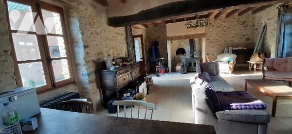 Fermette restaurée avec grange et terrain