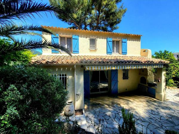 Une maison au charme provençal où tout se fait à pied, entre douceur de vivre et esprit vacances… Coup de cœur assuré à Cavalaire-sur-Mer !