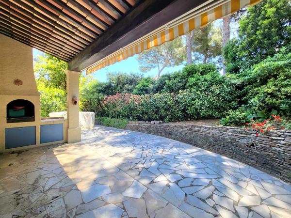 Une maison au charme provençal où tout se fait à pied, entre douceur de vivre et esprit vacances… Coup de cœur assuré à Cavalaire-sur-Mer !