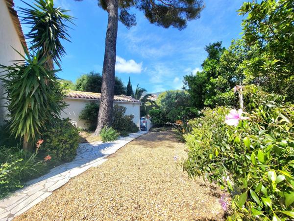 Une maison au charme provençal où tout se fait à pied, entre douceur de vivre et esprit vacances… Coup de cœur assuré à Cavalaire-sur-Mer !