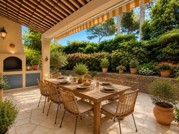 Une maison au charme provençal où tout se fait à pied, entre douceur de vivre et esprit vacances… Coup de cœur assuré à Cavalaire-sur-Mer !