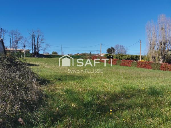 Situé à Lauzerte, ce terrain de 1 937 m² offre un cadre calme. Et un vrai charme. Celui d’un village médiéval reconnu pour son histoire et son authenticité.
