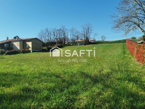 Situé à Lauzerte, ce terrain de 1 937 m² offre un cadre calme. Et un vrai charme. Celui d’un village médiéval reconnu pour son histoire et son authenticité.