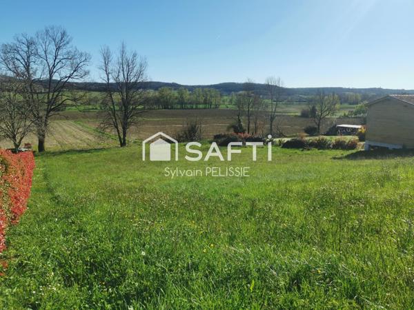 Situé à Lauzerte, ce terrain de 1 937 m² offre un cadre calme. Et un vrai charme. Celui d’un village médiéval reconnu pour son histoire et son authenticité.