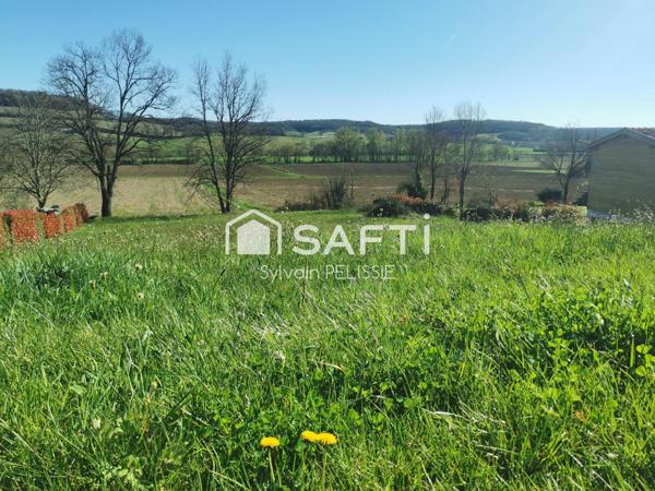 Situé à Lauzerte, ce terrain de 1 937 m² offre un cadre calme. Et un vrai charme. Celui d’un village médiéval reconnu pour son histoire et son authenticité.