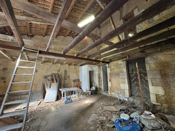 Garage à fort potentiel au coeur de Mirambeau