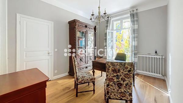 Immeuble 10 pièces - 196 m²