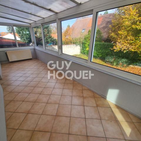 Maison de plain-pied sur-élevée par un sous-sol 125 m² sur 4,66 ares de terrain.