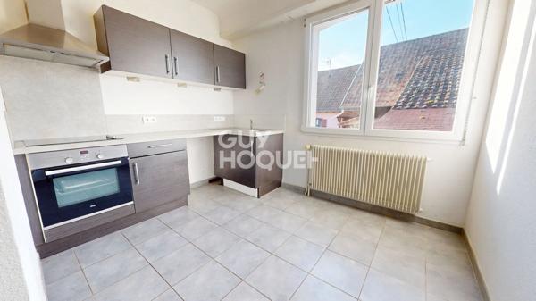 Maison de plain-pied sur-élevée par un sous-sol 125 m² sur 4,66 ares de terrain.