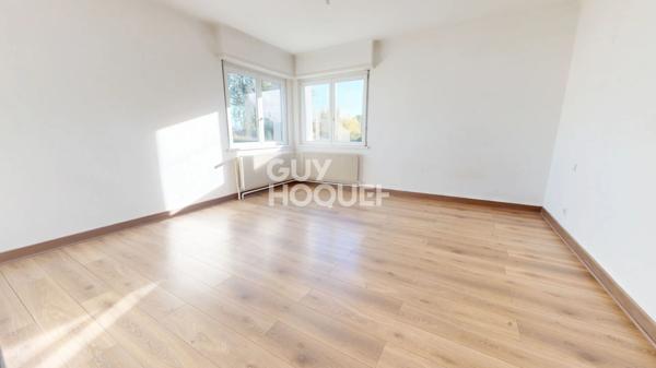 Maison de plain-pied sur-élevée par un sous-sol 125 m² sur 4,66 ares de terrain.