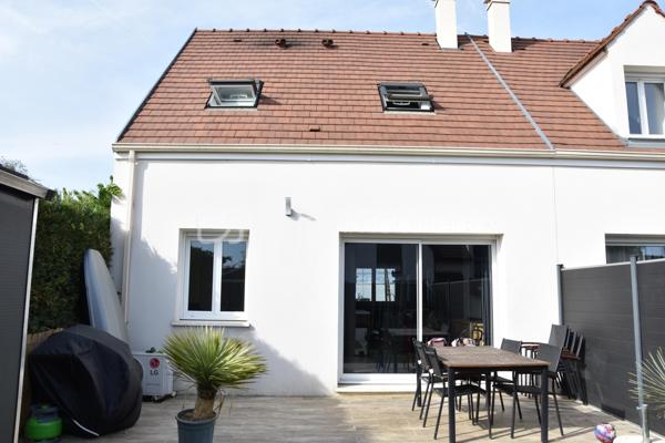 À Ballancourt, découvrez cette maison récente de 2020, mitoyenne d’un seul côté, offrant un cadre de vie lumineux et économe en énergie.
Le rez de chaussée propose une spacieuse pièce de vie d’environ 40 m², baignée de lumière, avec cuisine ouverte avec accès au jardin et toilettes indépendantes.
À l’étage, vous trouverez deux chambres confortables, ainsi qu’une salle d’eau équipée d’une douche et d’une baignoire.
Quelques travaux de rafraîchissement à prévoir.
⭐ Les atouts
•	DPE A
•	Pompe à chaleur
•	Double vitrage
•	Maison récente, faible consommation
•	Proximité écoles et gare (RER D)