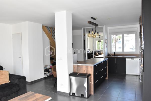 À Ballancourt, découvrez cette maison récente de 2020, mitoyenne d’un seul côté, offrant un cadre de vie lumineux et économe en énergie.
Le rez de chaussée propose une spacieuse pièce de vie d’environ 40 m², baignée de lumière, avec cuisine ouverte avec accès au jardin et toilettes indépendantes.
À l’étage, vous trouverez deux chambres confortables, ainsi qu’une salle d’eau équipée d’une douche et d’une baignoire.
Quelques travaux de rafraîchissement à prévoir.
⭐ Les atouts
•	DPE A
•	Pompe à chaleur
•	Double vitrage
•	Maison récente, faible consommation
•	Proximité écoles et gare (RER D)