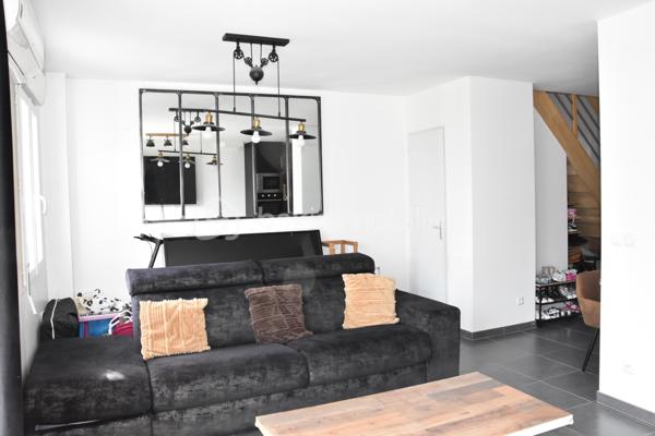À Ballancourt, découvrez cette maison récente de 2020, mitoyenne d’un seul côté, offrant un cadre de vie lumineux et économe en énergie.
Le rez de chaussée propose une spacieuse pièce de vie d’environ 40 m², baignée de lumière, avec cuisine ouverte avec accès au jardin et toilettes indépendantes.
À l’étage, vous trouverez deux chambres confortables, ainsi qu’une salle d’eau équipée d’une douche et d’une baignoire.
Quelques travaux de rafraîchissement à prévoir.
⭐ Les atouts
•	DPE A
•	Pompe à chaleur
•	Double vitrage
•	Maison récente, faible consommation
•	Proximité écoles et gare (RER D)