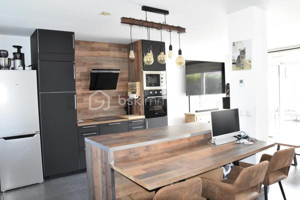 À Ballancourt, découvrez cette maison récente de 2020, mitoyenne d’un seul côté, offrant un cadre de vie lumineux et économe en énergie.
Le rez de chaussée propose une spacieuse pièce de vie d’environ 40 m², baignée de lumière, avec cuisine ouverte avec accès au jardin et toilettes indépendantes.
À l’étage, vous trouverez deux chambres confortables, ainsi qu’une salle d’eau équipée d’une douche et d’une baignoire.
Quelques travaux de rafraîchissement à prévoir.
⭐ Les atouts
•	DPE A
•	Pompe à chaleur
•	Double vitrage
•	Maison récente, faible consommation
•	Proximité écoles et gare (RER D)