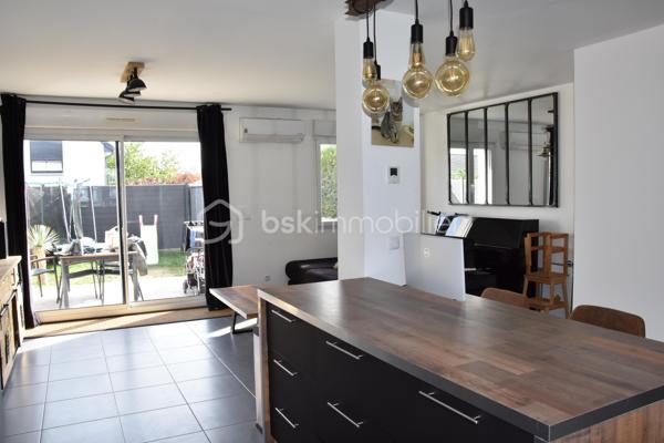 À Ballancourt, découvrez cette maison récente de 2020, mitoyenne d’un seul côté, offrant un cadre de vie lumineux et économe en énergie.
Le rez de chaussée propose une spacieuse pièce de vie d’environ 40 m², baignée de lumière, avec cuisine ouverte avec accès au jardin et toilettes indépendantes.
À l’étage, vous trouverez deux chambres confortables, ainsi qu’une salle d’eau équipée d’une douche et d’une baignoire.
Quelques travaux de rafraîchissement à prévoir.
⭐ Les atouts
•	DPE A
•	Pompe à chaleur
•	Double vitrage
•	Maison récente, faible consommation
•	Proximité écoles et gare (RER D)
