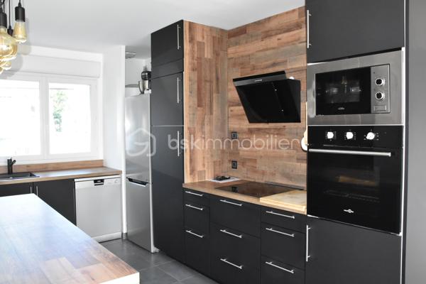 À Ballancourt, découvrez cette maison récente de 2020, mitoyenne d’un seul côté, offrant un cadre de vie lumineux et économe en énergie.
Le rez de chaussée propose une spacieuse pièce de vie d’environ 40 m², baignée de lumière, avec cuisine ouverte avec accès au jardin et toilettes indépendantes.
À l’étage, vous trouverez deux chambres confortables, ainsi qu’une salle d’eau équipée d’une douche et d’une baignoire.
Quelques travaux de rafraîchissement à prévoir.
⭐ Les atouts
•	DPE A
•	Pompe à chaleur
•	Double vitrage
•	Maison récente, faible consommation
•	Proximité écoles et gare (RER D)