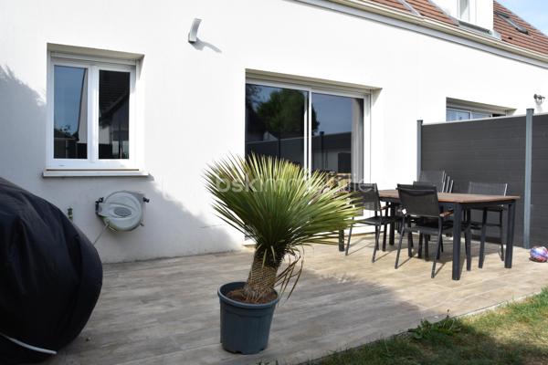 À Ballancourt, découvrez cette maison récente de 2020, mitoyenne d’un seul côté, offrant un cadre de vie lumineux et économe en énergie.
Le rez de chaussée propose une spacieuse pièce de vie d’environ 40 m², baignée de lumière, avec cuisine ouverte avec accès au jardin et toilettes indépendantes.
À l’étage, vous trouverez deux chambres confortables, ainsi qu’une salle d’eau équipée d’une douche et d’une baignoire.
Quelques travaux de rafraîchissement à prévoir.
⭐ Les atouts
•	DPE A
•	Pompe à chaleur
•	Double vitrage
•	Maison récente, faible consommation
•	Proximité écoles et gare (RER D)