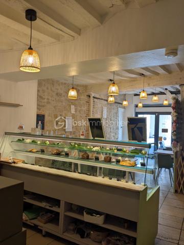 Local commercial de 80 m² proposé en cession de bail, idéalement agencé pour une activité de restauration légère, coffee shop, salon de thé, épicerie fine. 
Le local dispose d’une salle permettant d’accueillir environ 20 places assises ainsi que d’un sous-sol offrant un espace de stockage complémentaire très pratique.

Le bien est exploitable sans extraction, avec une configuration fonctionnelle et agréable. 
Le loyer mensuel est de 2 700 € charges comprises, avec environ 80 € d’électricité par mois, permettant une bonne maîtrise des coûts d’exploitation.

Belle opportunité pour un premier projet ou pour le développement d’une nouvelle activité dans un secteur dynamique.

Prix de cession : 80 000 €.