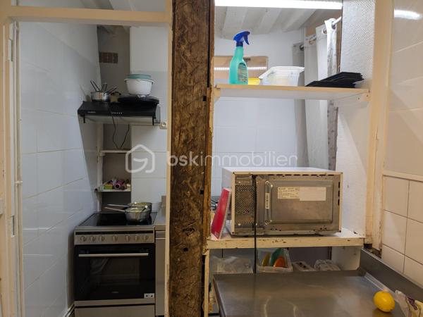 Local commercial de 80 m² proposé en cession de bail, idéalement agencé pour une activité de restauration légère, coffee shop, salon de thé, épicerie fine. 
Le local dispose d’une salle permettant d’accueillir environ 20 places assises ainsi que d’un sous-sol offrant un espace de stockage complémentaire très pratique.

Le bien est exploitable sans extraction, avec une configuration fonctionnelle et agréable. 
Le loyer mensuel est de 2 700 € charges comprises, avec environ 80 € d’électricité par mois, permettant une bonne maîtrise des coûts d’exploitation.

Belle opportunité pour un premier projet ou pour le développement d’une nouvelle activité dans un secteur dynamique.

Prix de cession : 80 000 €.