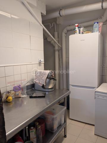 Local commercial de 80 m² proposé en cession de bail, idéalement agencé pour une activité de restauration légère, coffee shop, salon de thé, épicerie fine. 
Le local dispose d’une salle permettant d’accueillir environ 20 places assises ainsi que d’un sous-sol offrant un espace de stockage complémentaire très pratique.

Le bien est exploitable sans extraction, avec une configuration fonctionnelle et agréable. 
Le loyer mensuel est de 2 700 € charges comprises, avec environ 80 € d’électricité par mois, permettant une bonne maîtrise des coûts d’exploitation.

Belle opportunité pour un premier projet ou pour le développement d’une nouvelle activité dans un secteur dynamique.

Prix de cession : 80 000 €.