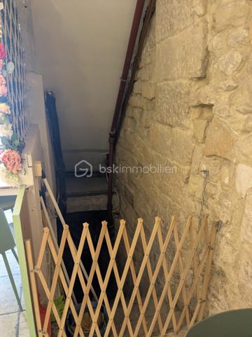 Local commercial de 80 m² proposé en cession de bail, idéalement agencé pour une activité de restauration légère, coffee shop, salon de thé, épicerie fine. 
Le local dispose d’une salle permettant d’accueillir environ 20 places assises ainsi que d’un sous-sol offrant un espace de stockage complémentaire très pratique.

Le bien est exploitable sans extraction, avec une configuration fonctionnelle et agréable. 
Le loyer mensuel est de 2 700 € charges comprises, avec environ 80 € d’électricité par mois, permettant une bonne maîtrise des coûts d’exploitation.

Belle opportunité pour un premier projet ou pour le développement d’une nouvelle activité dans un secteur dynamique.

Prix de cession : 80 000 €.
