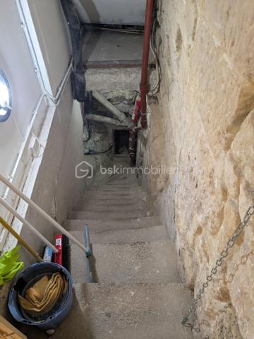 Local commercial de 80 m² proposé en cession de bail, idéalement agencé pour une activité de restauration légère, coffee shop, salon de thé, épicerie fine. 
Le local dispose d’une salle permettant d’accueillir environ 20 places assises ainsi que d’un sous-sol offrant un espace de stockage complémentaire très pratique.

Le bien est exploitable sans extraction, avec une configuration fonctionnelle et agréable. 
Le loyer mensuel est de 2 700 € charges comprises, avec environ 80 € d’électricité par mois, permettant une bonne maîtrise des coûts d’exploitation.

Belle opportunité pour un premier projet ou pour le développement d’une nouvelle activité dans un secteur dynamique.

Prix de cession : 80 000 €.