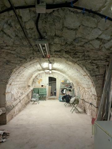 Local commercial de 80 m² proposé en cession de bail, idéalement agencé pour une activité de restauration légère, coffee shop, salon de thé, épicerie fine. 
Le local dispose d’une salle permettant d’accueillir environ 20 places assises ainsi que d’un sous-sol offrant un espace de stockage complémentaire très pratique.

Le bien est exploitable sans extraction, avec une configuration fonctionnelle et agréable. 
Le loyer mensuel est de 2 700 € charges comprises, avec environ 80 € d’électricité par mois, permettant une bonne maîtrise des coûts d’exploitation.

Belle opportunité pour un premier projet ou pour le développement d’une nouvelle activité dans un secteur dynamique.

Prix de cession : 80 000 €.
