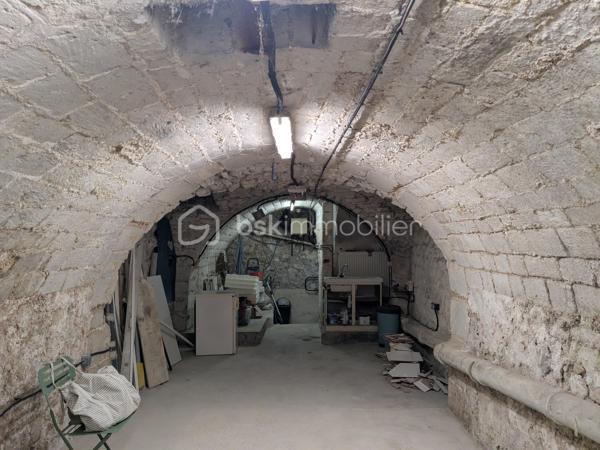 Local commercial de 80 m² proposé en cession de bail, idéalement agencé pour une activité de restauration légère, coffee shop, salon de thé, épicerie fine. 
Le local dispose d’une salle permettant d’accueillir environ 20 places assises ainsi que d’un sous-sol offrant un espace de stockage complémentaire très pratique.

Le bien est exploitable sans extraction, avec une configuration fonctionnelle et agréable. 
Le loyer mensuel est de 2 700 € charges comprises, avec environ 80 € d’électricité par mois, permettant une bonne maîtrise des coûts d’exploitation.

Belle opportunité pour un premier projet ou pour le développement d’une nouvelle activité dans un secteur dynamique.

Prix de cession : 80 000 €.