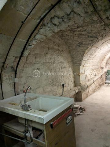 Local commercial de 80 m² proposé en cession de bail, idéalement agencé pour une activité de restauration légère, coffee shop, salon de thé, épicerie fine. 
Le local dispose d’une salle permettant d’accueillir environ 20 places assises ainsi que d’un sous-sol offrant un espace de stockage complémentaire très pratique.

Le bien est exploitable sans extraction, avec une configuration fonctionnelle et agréable. 
Le loyer mensuel est de 2 700 € charges comprises, avec environ 80 € d’électricité par mois, permettant une bonne maîtrise des coûts d’exploitation.

Belle opportunité pour un premier projet ou pour le développement d’une nouvelle activité dans un secteur dynamique.

Prix de cession : 80 000 €.