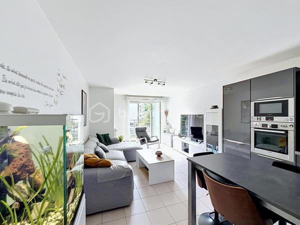 Situé au 2ᵉ étage sur 3 d’un immeuble de 2012 bien entretenu, ce très bel appartement 3 pièces séduit par sa luminosité, son agencement fonctionnel et ses prestations récentes.
Il bénéficie d’une place de parking en sous-sol, d’un local vélos, ainsi que d’un balcon exposé Sud‑Est, offrant une belle clarté tout au long de la journée.
L’entrée spacieuse avec placard intégré dessert un séjour confortable avec cuisine ouverte entièrement équipée, ouvrant directement sur le balcon, idéal pour profiter d’un espace de vie convivial et lumineux.
L’appartement a fait l’objet de récents travaux, avec notamment une chaudière neuve et un volet roulant neuf dans le salon, assurant confort et performance énergétique.
L’espace nuit, parfaitement séparé, se compose :

d’un WC indépendant,
d’une salle de bains,
de deux grandes chambres d’environ 13 m² chacune, équipées de placards intégrés, offrant un excellent confort.

👉 Un bien lumineux, bien agencé et sans aucun travaux à prévoir, idéal aussi bien pour une résidence principale que pour un investissement de qualité.

📍 Secteur :  Coeur de ville – Limeil‑Brévannes
Quartier recherché, calme et résidentiel, à proximité des commodités, des écoles Curie et Piard et des transports.