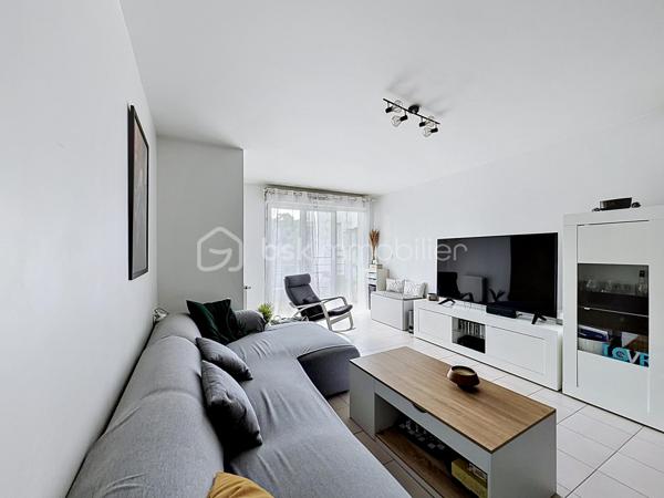 Situé au 2ᵉ étage sur 3 d’un immeuble de 2012 bien entretenu, ce très bel appartement 3 pièces séduit par sa luminosité, son agencement fonctionnel et ses prestations récentes.
Il bénéficie d’une place de parking en sous-sol, d’un local vélos, ainsi que d’un balcon exposé Sud‑Est, offrant une belle clarté tout au long de la journée.
L’entrée spacieuse avec placard intégré dessert un séjour confortable avec cuisine ouverte entièrement équipée, ouvrant directement sur le balcon, idéal pour profiter d’un espace de vie convivial et lumineux.
L’appartement a fait l’objet de récents travaux, avec notamment une chaudière neuve et un volet roulant neuf dans le salon, assurant confort et performance énergétique.
L’espace nuit, parfaitement séparé, se compose :

d’un WC indépendant,
d’une salle de bains,
de deux grandes chambres d’environ 13 m² chacune, équipées de placards intégrés, offrant un excellent confort.

👉 Un bien lumineux, bien agencé et sans aucun travaux à prévoir, idéal aussi bien pour une résidence principale que pour un investissement de qualité.

📍 Secteur :  Coeur de ville – Limeil‑Brévannes
Quartier recherché, calme et résidentiel, à proximité des commodités, des écoles Curie et Piard et des transports.