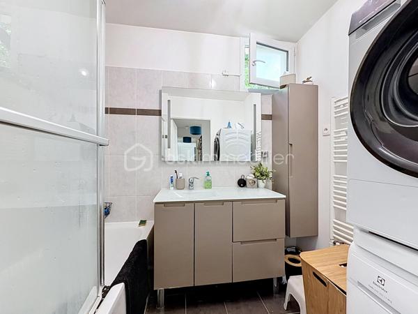 Situé au 2ᵉ étage sur 3 d’un immeuble de 2012 bien entretenu, ce très bel appartement 3 pièces séduit par sa luminosité, son agencement fonctionnel et ses prestations récentes.
Il bénéficie d’une place de parking en sous-sol, d’un local vélos, ainsi que d’un balcon exposé Sud‑Est, offrant une belle clarté tout au long de la journée.
L’entrée spacieuse avec placard intégré dessert un séjour confortable avec cuisine ouverte entièrement équipée, ouvrant directement sur le balcon, idéal pour profiter d’un espace de vie convivial et lumineux.
L’appartement a fait l’objet de récents travaux, avec notamment une chaudière neuve et un volet roulant neuf dans le salon, assurant confort et performance énergétique.
L’espace nuit, parfaitement séparé, se compose :

d’un WC indépendant,
d’une salle de bains,
de deux grandes chambres d’environ 13 m² chacune, équipées de placards intégrés, offrant un excellent confort.

👉 Un bien lumineux, bien agencé et sans aucun travaux à prévoir, idéal aussi bien pour une résidence principale que pour un investissement de qualité.

📍 Secteur :  Coeur de ville – Limeil‑Brévannes
Quartier recherché, calme et résidentiel, à proximité des commodités, des écoles Curie et Piard et des transports.