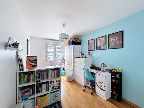 Situé au 2ᵉ étage sur 3 d’un immeuble de 2012 bien entretenu, ce très bel appartement 3 pièces séduit par sa luminosité, son agencement fonctionnel et ses prestations récentes.
Il bénéficie d’une place de parking en sous-sol, d’un local vélos, ainsi que d’un balcon exposé Sud‑Est, offrant une belle clarté tout au long de la journée.
L’entrée spacieuse avec placard intégré dessert un séjour confortable avec cuisine ouverte entièrement équipée, ouvrant directement sur le balcon, idéal pour profiter d’un espace de vie convivial et lumineux.
L’appartement a fait l’objet de récents travaux, avec notamment une chaudière neuve et un volet roulant neuf dans le salon, assurant confort et performance énergétique.
L’espace nuit, parfaitement séparé, se compose :

d’un WC indépendant,
d’une salle de bains,
de deux grandes chambres d’environ 13 m² chacune, équipées de placards intégrés, offrant un excellent confort.

👉 Un bien lumineux, bien agencé et sans aucun travaux à prévoir, idéal aussi bien pour une résidence principale que pour un investissement de qualité.

📍 Secteur :  Coeur de ville – Limeil‑Brévannes
Quartier recherché, calme et résidentiel, à proximité des commodités, des écoles Curie et Piard et des transports.
