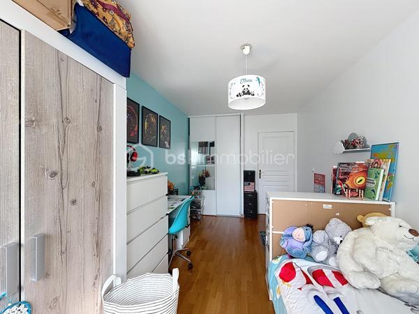 Situé au 2ᵉ étage sur 3 d’un immeuble de 2012 bien entretenu, ce très bel appartement 3 pièces séduit par sa luminosité, son agencement fonctionnel et ses prestations récentes.
Il bénéficie d’une place de parking en sous-sol, d’un local vélos, ainsi que d’un balcon exposé Sud‑Est, offrant une belle clarté tout au long de la journée.
L’entrée spacieuse avec placard intégré dessert un séjour confortable avec cuisine ouverte entièrement équipée, ouvrant directement sur le balcon, idéal pour profiter d’un espace de vie convivial et lumineux.
L’appartement a fait l’objet de récents travaux, avec notamment une chaudière neuve et un volet roulant neuf dans le salon, assurant confort et performance énergétique.
L’espace nuit, parfaitement séparé, se compose :

d’un WC indépendant,
d’une salle de bains,
de deux grandes chambres d’environ 13 m² chacune, équipées de placards intégrés, offrant un excellent confort.

👉 Un bien lumineux, bien agencé et sans aucun travaux à prévoir, idéal aussi bien pour une résidence principale que pour un investissement de qualité.

📍 Secteur :  Coeur de ville – Limeil‑Brévannes
Quartier recherché, calme et résidentiel, à proximité des commodités, des écoles Curie et Piard et des transports.