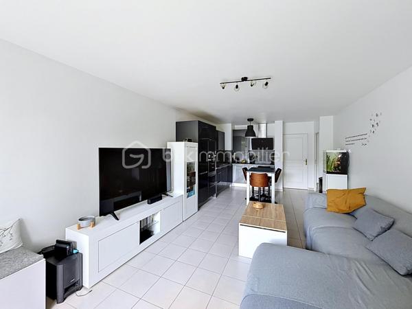 Situé au 2ᵉ étage sur 3 d’un immeuble de 2012 bien entretenu, ce très bel appartement 3 pièces séduit par sa luminosité, son agencement fonctionnel et ses prestations récentes.
Il bénéficie d’une place de parking en sous-sol, d’un local vélos, ainsi que d’un balcon exposé Sud‑Est, offrant une belle clarté tout au long de la journée.
L’entrée spacieuse avec placard intégré dessert un séjour confortable avec cuisine ouverte entièrement équipée, ouvrant directement sur le balcon, idéal pour profiter d’un espace de vie convivial et lumineux.
L’appartement a fait l’objet de récents travaux, avec notamment une chaudière neuve et un volet roulant neuf dans le salon, assurant confort et performance énergétique.
L’espace nuit, parfaitement séparé, se compose :

d’un WC indépendant,
d’une salle de bains,
de deux grandes chambres d’environ 13 m² chacune, équipées de placards intégrés, offrant un excellent confort.

👉 Un bien lumineux, bien agencé et sans aucun travaux à prévoir, idéal aussi bien pour une résidence principale que pour un investissement de qualité.

📍 Secteur :  Coeur de ville – Limeil‑Brévannes
Quartier recherché, calme et résidentiel, à proximité des commodités, des écoles Curie et Piard et des transports.
