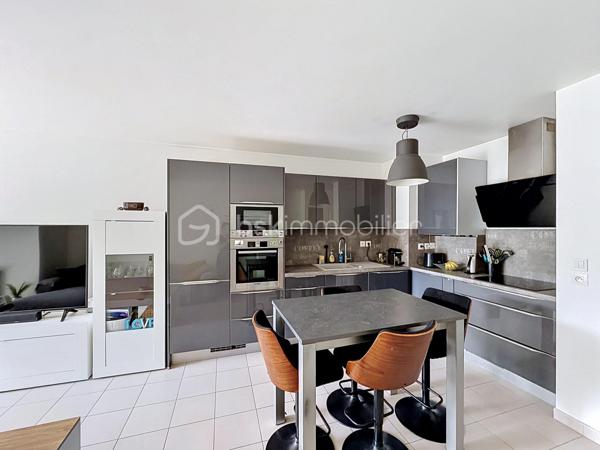Situé au 2ᵉ étage sur 3 d’un immeuble de 2012 bien entretenu, ce très bel appartement 3 pièces séduit par sa luminosité, son agencement fonctionnel et ses prestations récentes.
Il bénéficie d’une place de parking en sous-sol, d’un local vélos, ainsi que d’un balcon exposé Sud‑Est, offrant une belle clarté tout au long de la journée.
L’entrée spacieuse avec placard intégré dessert un séjour confortable avec cuisine ouverte entièrement équipée, ouvrant directement sur le balcon, idéal pour profiter d’un espace de vie convivial et lumineux.
L’appartement a fait l’objet de récents travaux, avec notamment une chaudière neuve et un volet roulant neuf dans le salon, assurant confort et performance énergétique.
L’espace nuit, parfaitement séparé, se compose :

d’un WC indépendant,
d’une salle de bains,
de deux grandes chambres d’environ 13 m² chacune, équipées de placards intégrés, offrant un excellent confort.

👉 Un bien lumineux, bien agencé et sans aucun travaux à prévoir, idéal aussi bien pour une résidence principale que pour un investissement de qualité.

📍 Secteur :  Coeur de ville – Limeil‑Brévannes
Quartier recherché, calme et résidentiel, à proximité des commodités, des écoles Curie et Piard et des transports.