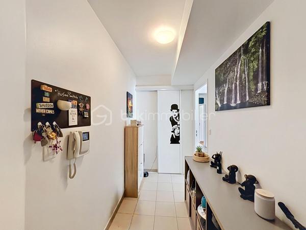 Situé au 2ᵉ étage sur 3 d’un immeuble de 2012 bien entretenu, ce très bel appartement 3 pièces séduit par sa luminosité, son agencement fonctionnel et ses prestations récentes.
Il bénéficie d’une place de parking en sous-sol, d’un local vélos, ainsi que d’un balcon exposé Sud‑Est, offrant une belle clarté tout au long de la journée.
L’entrée spacieuse avec placard intégré dessert un séjour confortable avec cuisine ouverte entièrement équipée, ouvrant directement sur le balcon, idéal pour profiter d’un espace de vie convivial et lumineux.
L’appartement a fait l’objet de récents travaux, avec notamment une chaudière neuve et un volet roulant neuf dans le salon, assurant confort et performance énergétique.
L’espace nuit, parfaitement séparé, se compose :

d’un WC indépendant,
d’une salle de bains,
de deux grandes chambres d’environ 13 m² chacune, équipées de placards intégrés, offrant un excellent confort.

👉 Un bien lumineux, bien agencé et sans aucun travaux à prévoir, idéal aussi bien pour une résidence principale que pour un investissement de qualité.

📍 Secteur :  Coeur de ville – Limeil‑Brévannes
Quartier recherché, calme et résidentiel, à proximité des commodités, des écoles Curie et Piard et des transports.